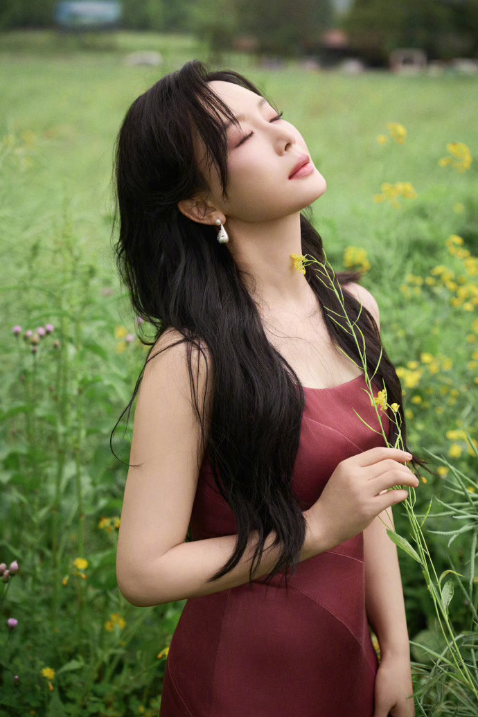 陈数自带沉稳优雅的气场，皮肤和精神状态都没得说，温柔又从容，每一面都美得恰到好处