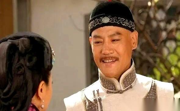 “我死了，会有一个戴铁帽子的人来。你把我寿衣剪一块给他，咱们家就太平了。”这话