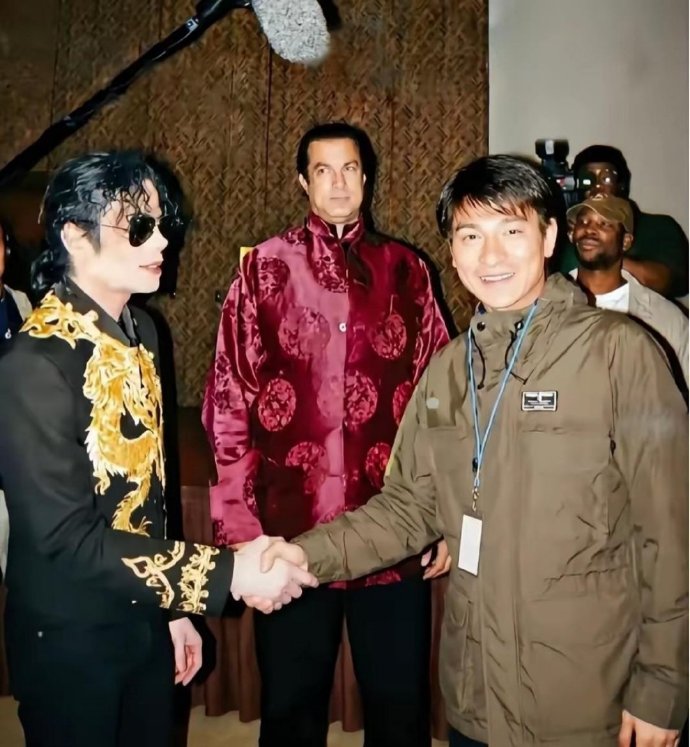 世界顶级巨星迈克尔.杰克逊，主动邀请华人明星参加活动的并不多，天王刘德华便是其中