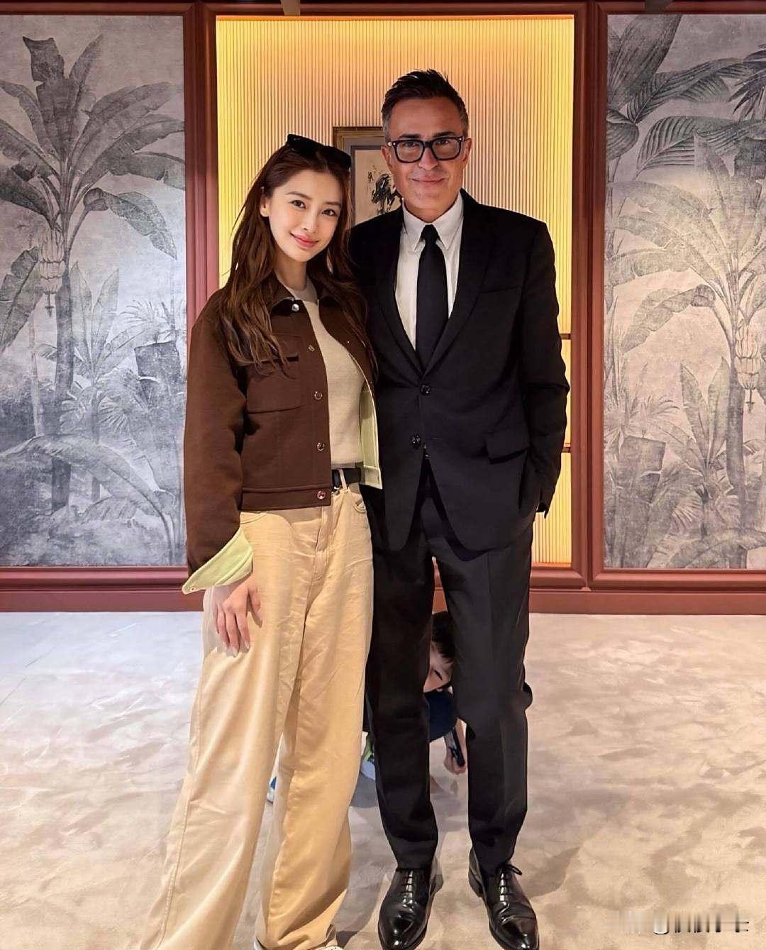 Angelababy和爱马仕总监合照，小海绵偷偷入镜！[呲牙笑][呲牙笑]