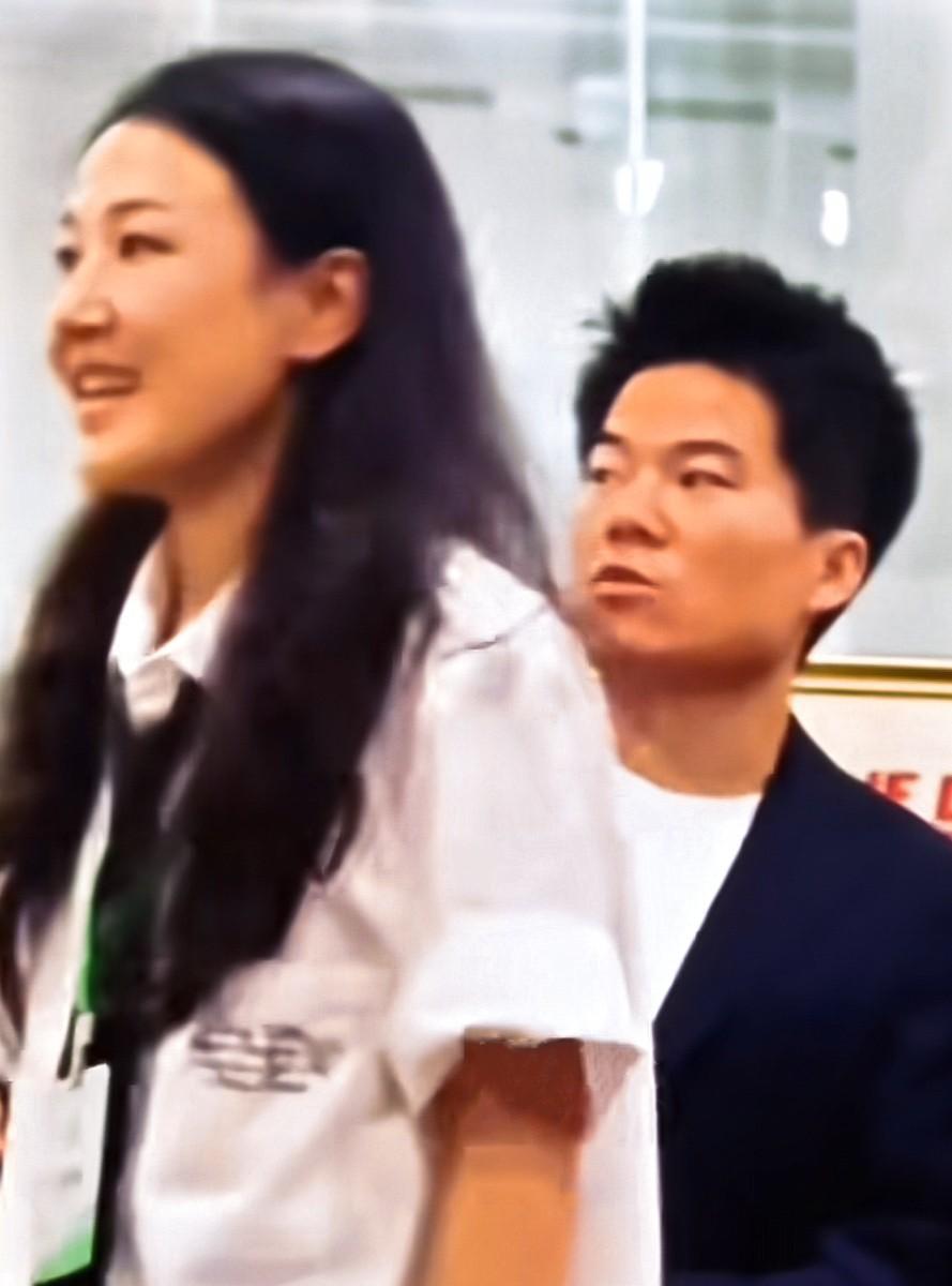 这位小姐姐经常跟随董宇辉左右，应该是成林之外的另一位助理。她曾代表董宇辉上台领