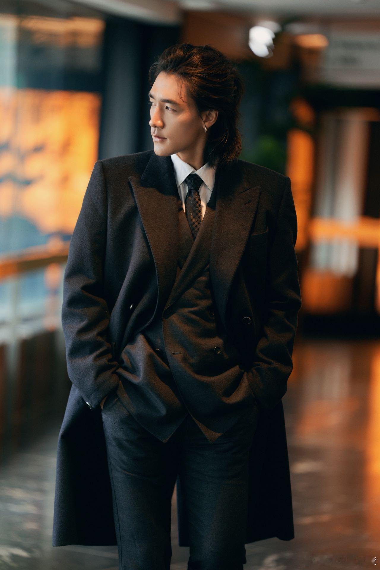 被此沙穿黑风衣的样子狠狠帅到！宽肩廓形+西装领的组合，既有格调又不失街头感，风一