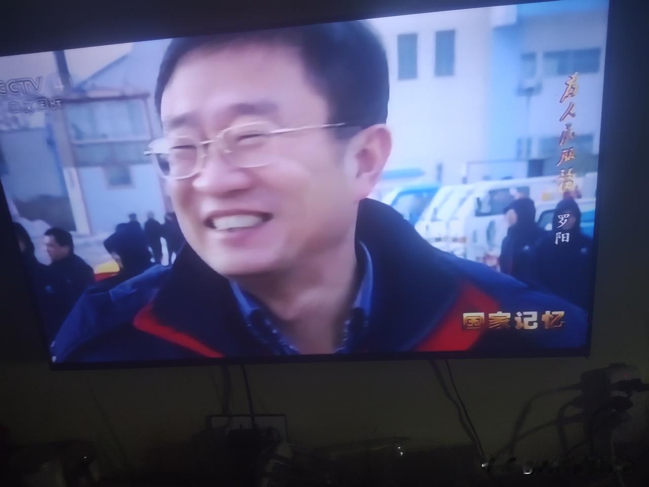 他造出歼-15，庆功宴前却倒下了。遗像，是从合影里裁的。2012年11月25