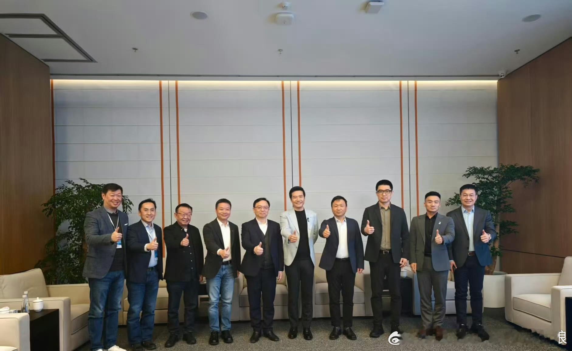 雷总这是要当汽车圈“交际花”啊！送T恤都送出连续剧了😂给理想的“听我讲完”→理