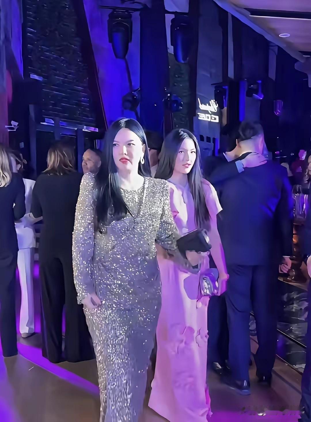 肖邦晚宴，李湘母女一身高定，珠光宝气，走在晚宴大厅里却少了很多自信。郭晶晶夫妇