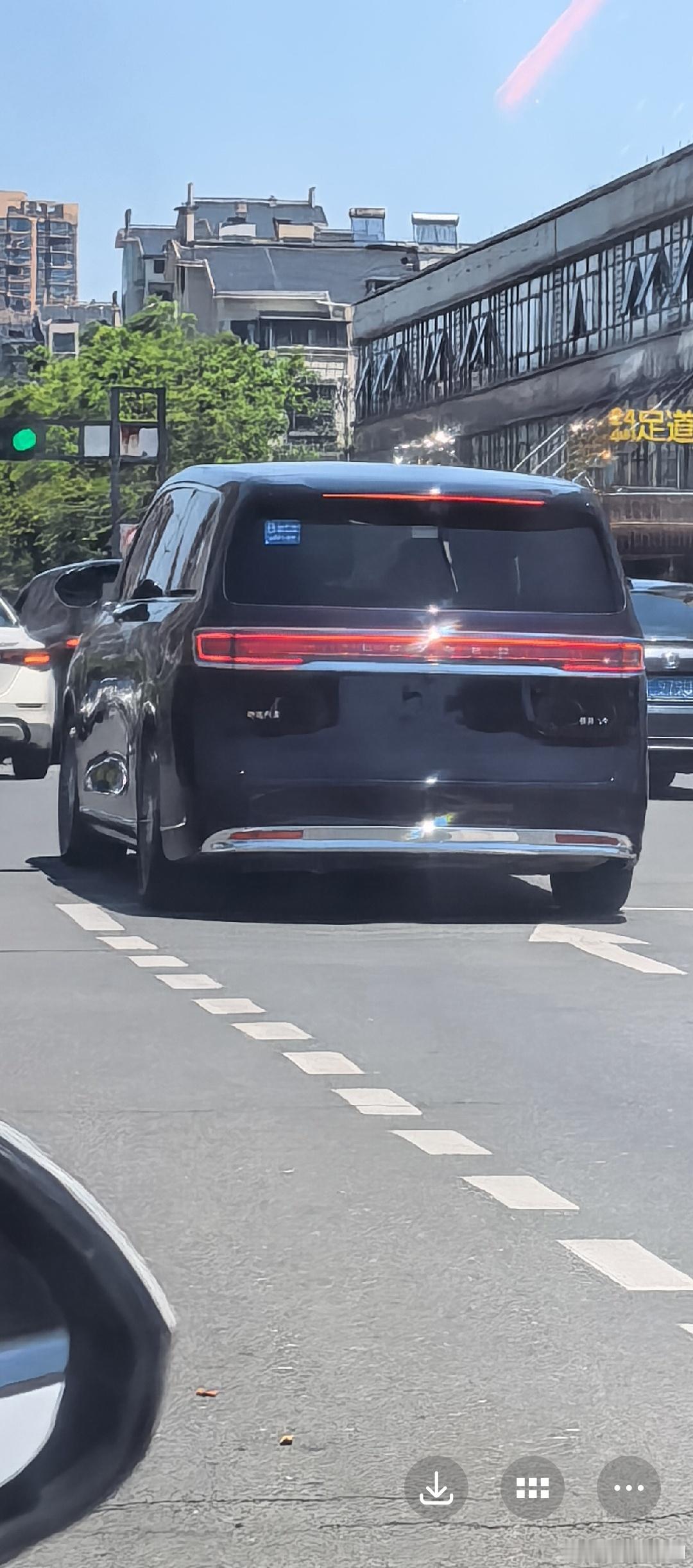 路上偶遇智界V9测试车，真大真好看啊！不愧是鸿蒙智行9系！