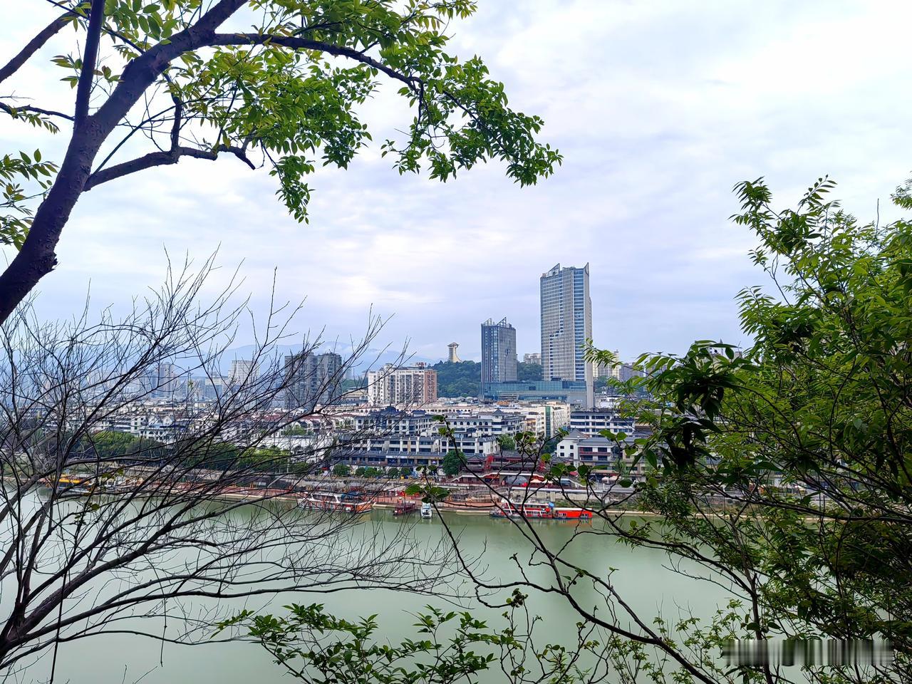 广元城的静谧花园，很少有人知道的美好，就在江边很方便以前放假，我总是和老婆开着