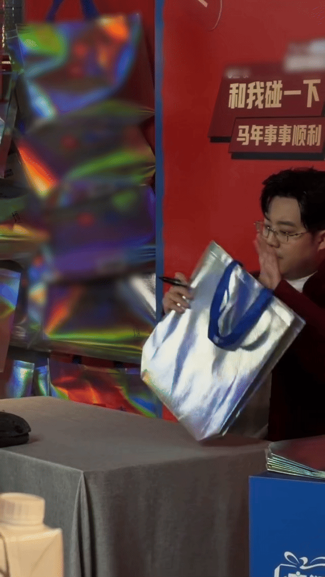 土豆签售会签的竟然是购物袋喜人都已经到了搞签售会这一步了吗哈哈哈哈，咱就说土豆