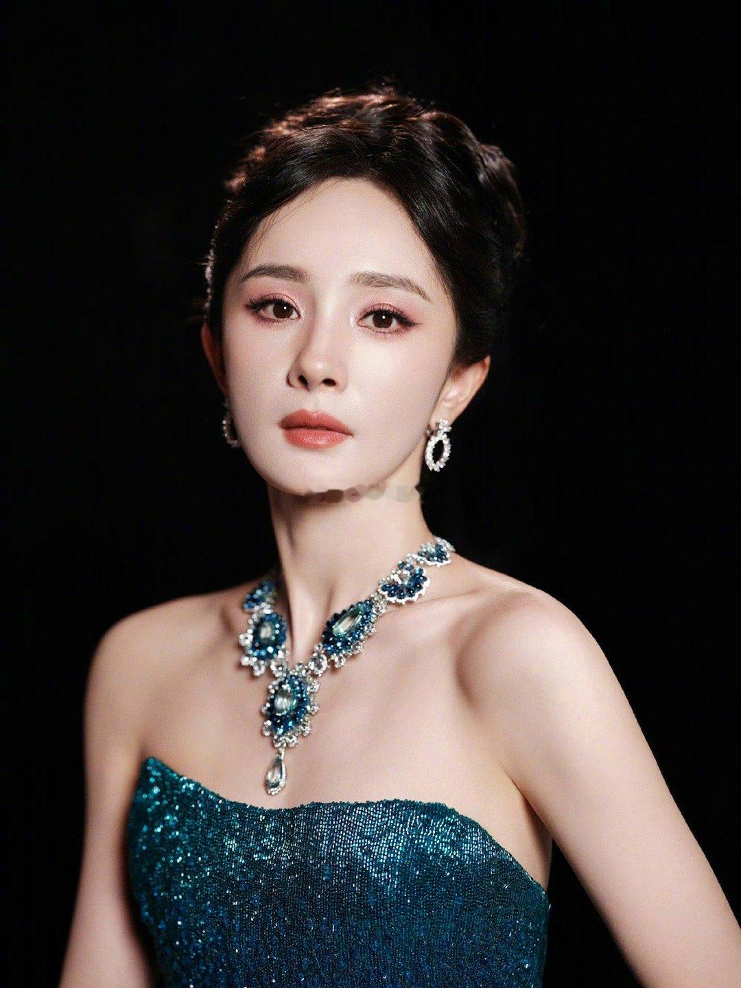 在2025微博视界大会上杨幂的造型，完美地将古典韵味与现代高定艺术相结合，以“蓝