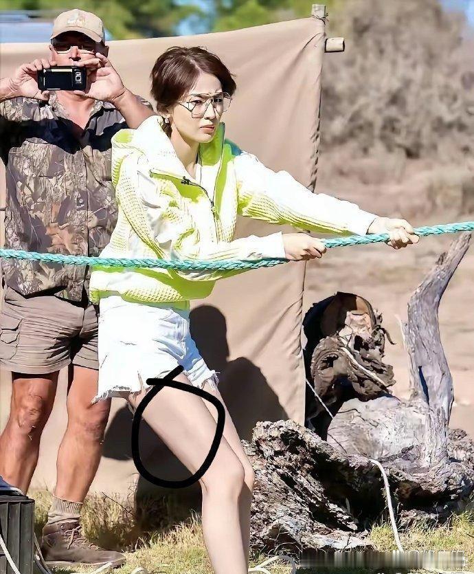 哇，⁠⁠古力⁠娜扎居然这么早‎就有腿⁠纹了！
