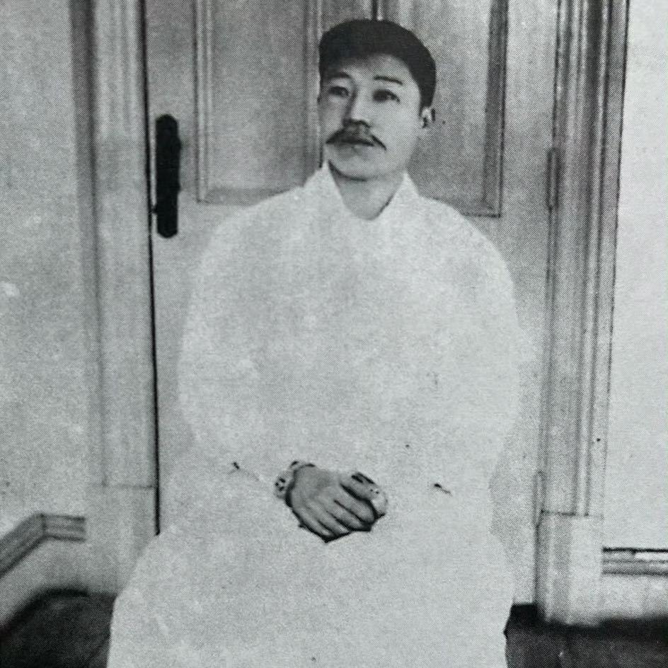 这是1910年，安重根被执行绞刑前，一张罕见的留影，此时的他正襟危坐，脸上表情凝