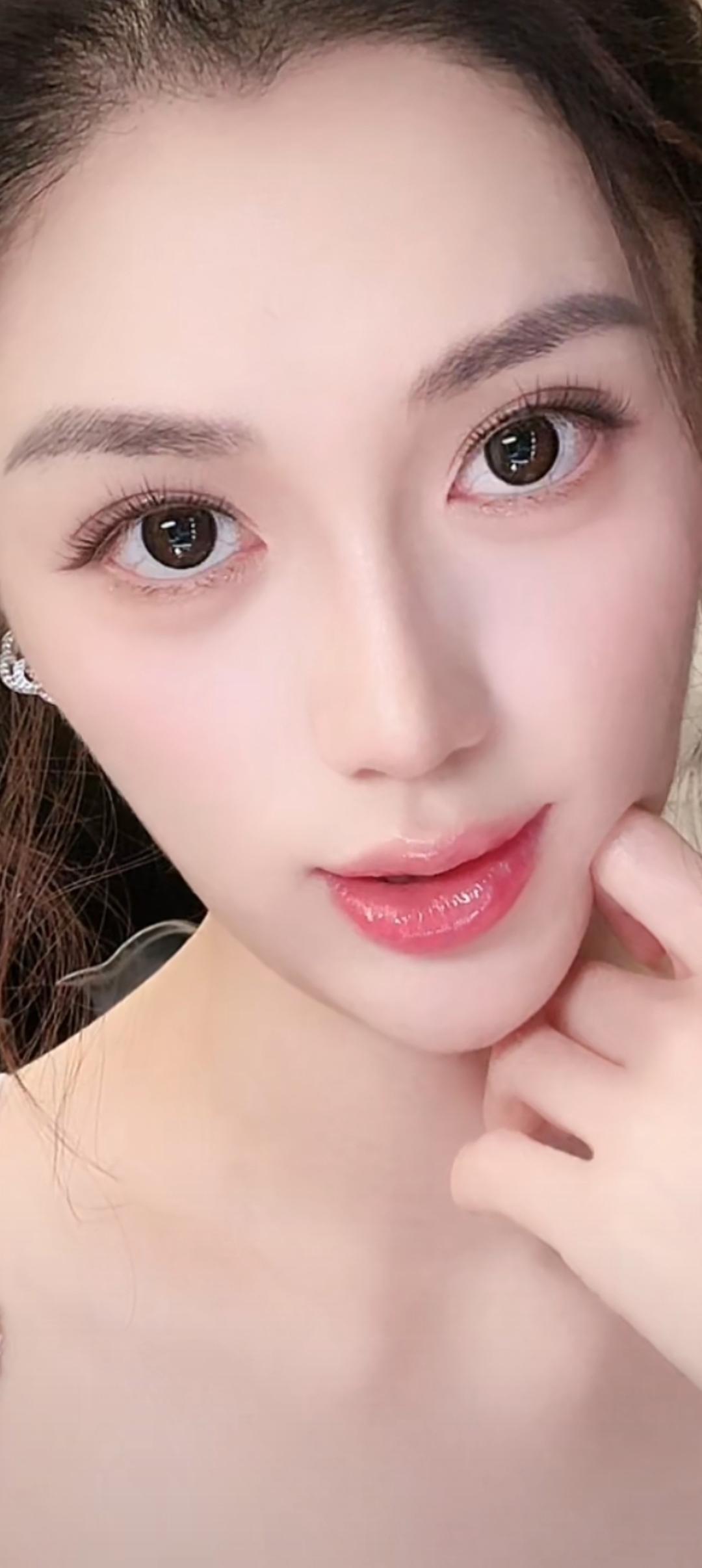 这个姑娘眼睛好大好漂亮啊！