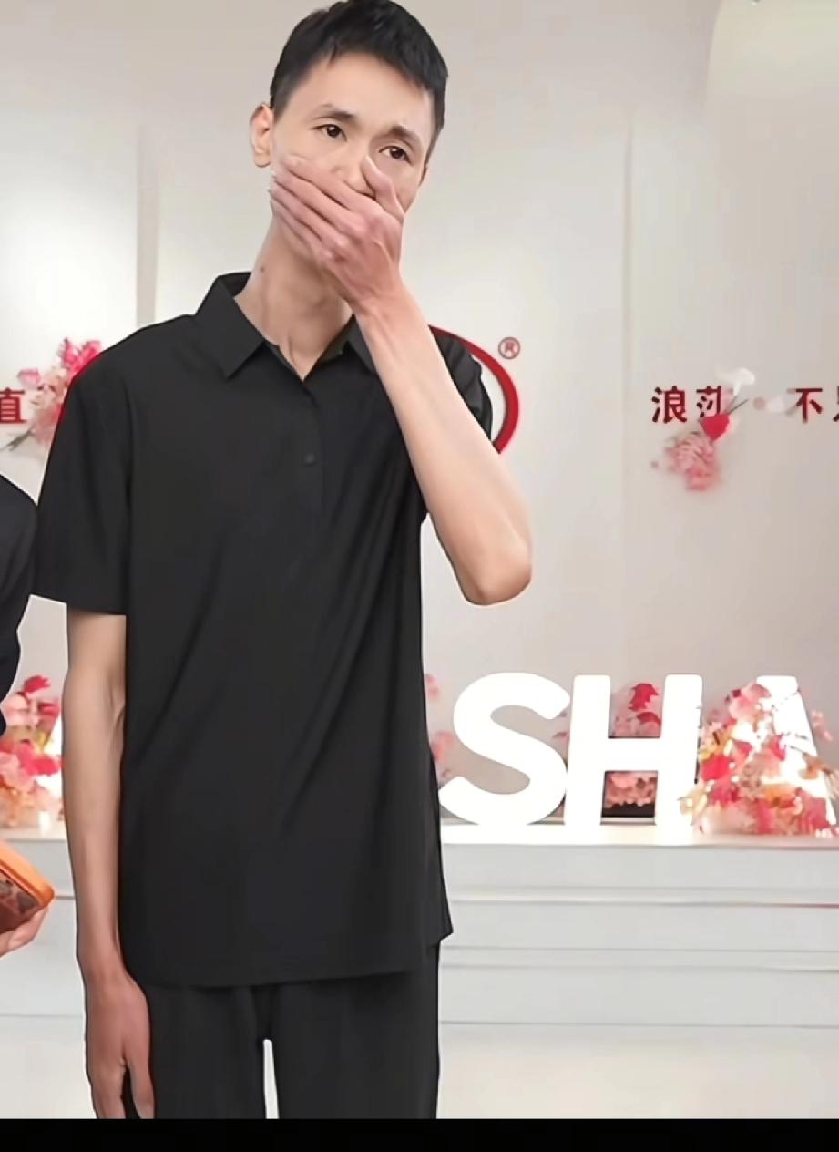 李林这个姐姐还是当得可以，前几天还和弟弟在网上闹得不愉快，这次李鑫带货，又成了弟