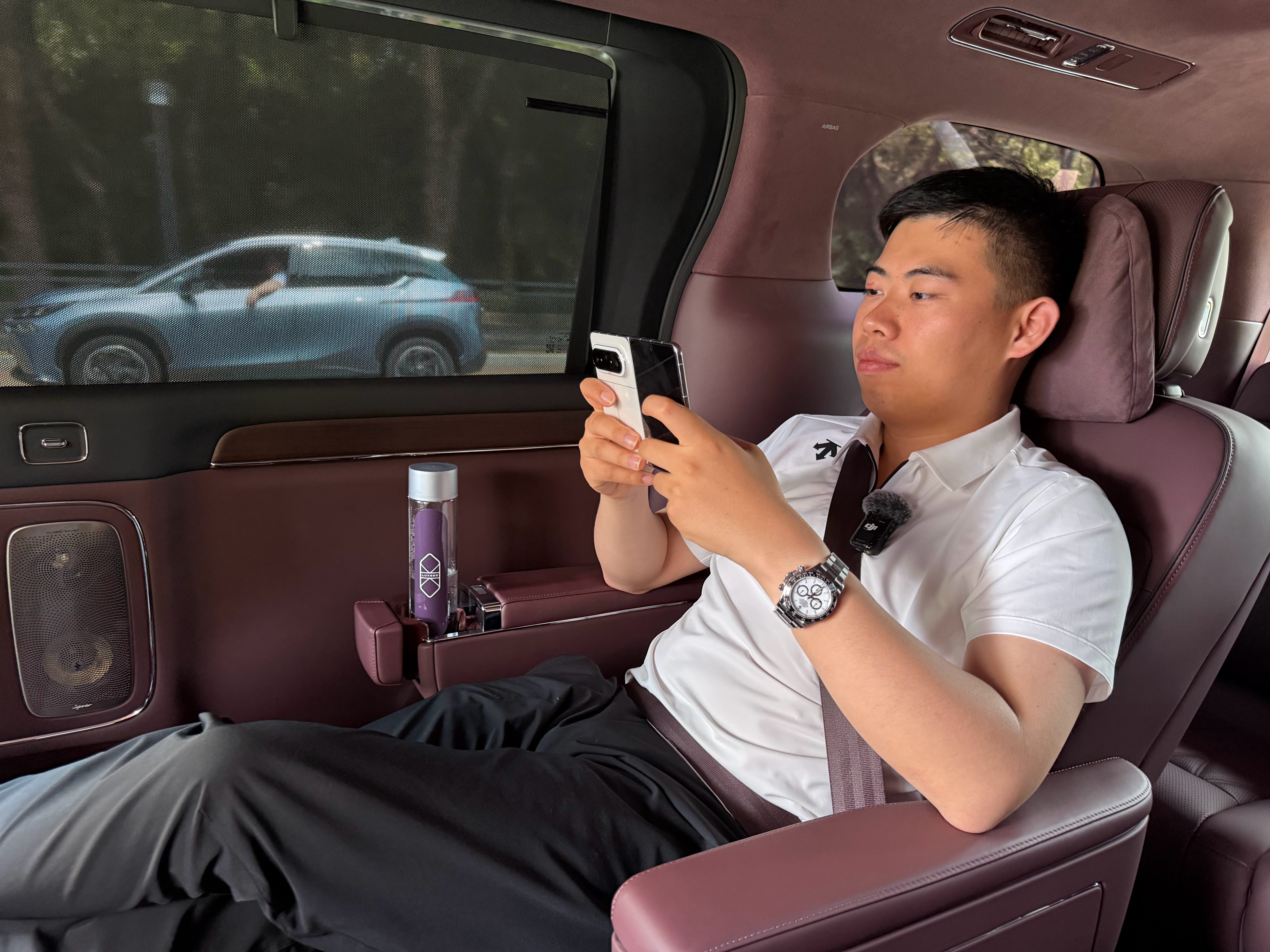 什么是生活，这就是tmd生活手持华为大阔折（PuraXMax)，座驾智界V9