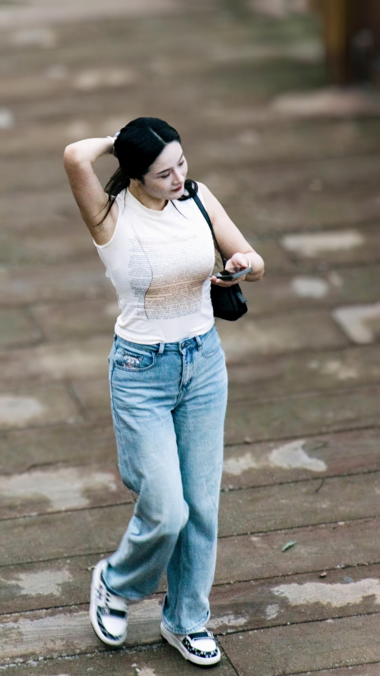 丰腴而不肥，妩媚而不妖，撩人而不自知。微胖滴女生好看还是苗条好看?