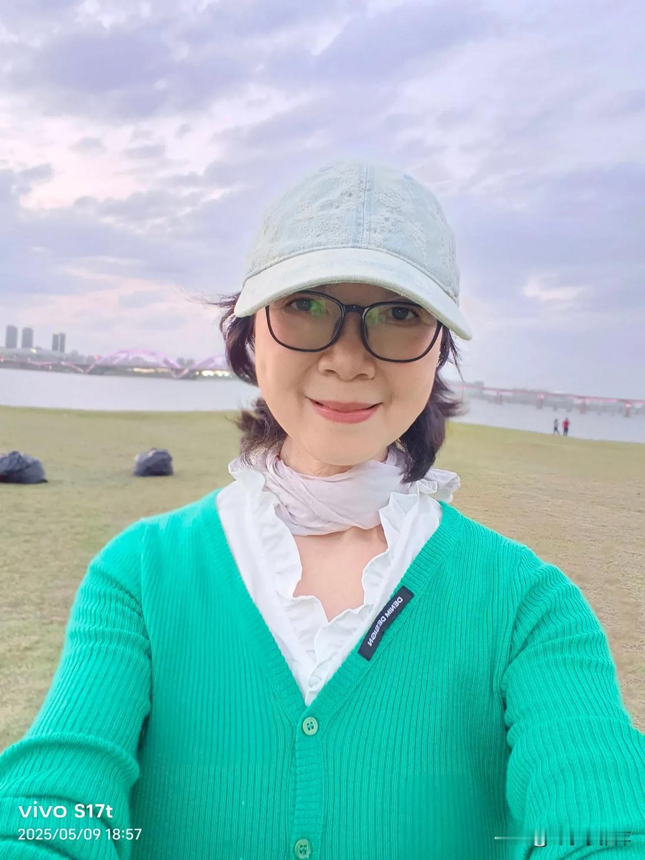 我从去年在海南就开始用汗巾了，这个与人的心态年不年轻和老不老没有太大关系！如今我