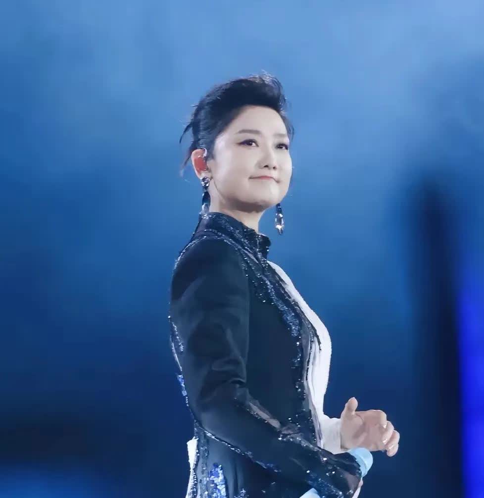现在才发现，原来玲花是一个这么大义的人，凤凰传奇的演唱会取消，很多人以为