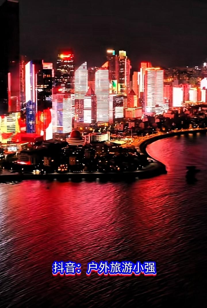 一张图证明我去了青岛，那必须是青岛五四广场的夜景。当夜幕降临，五四广场就像被施