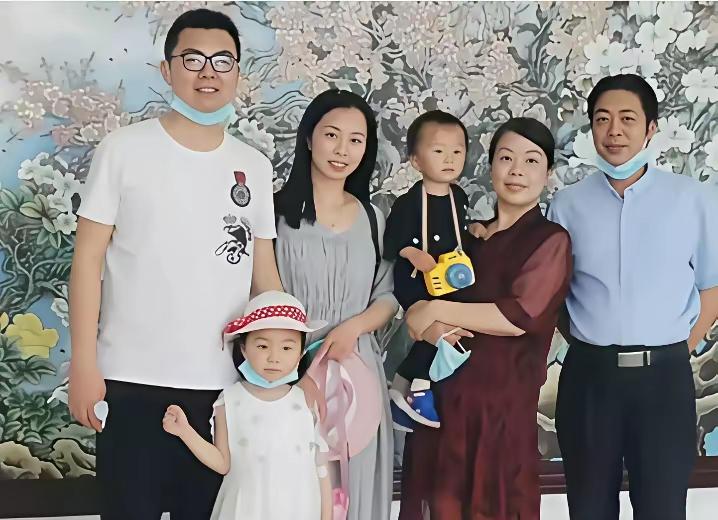 28作为热点事件，严重撕裂社会，破坏公序良俗，毁人三观，各路牛鬼蛇神粉墨登场，黑