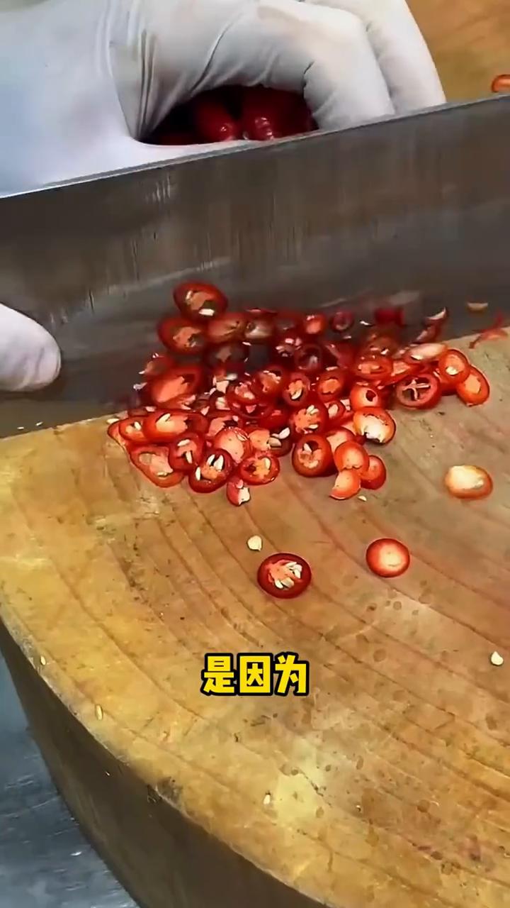 怪不得喝水不解辣。网友把切成段的小米辣放在有水的菜板上面，接触的瞬间原本附着的水