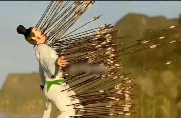 导演想拍出万箭穿心的效果，不料演员至今仍成为笑柄​​​，难怪英雄李连杰没有拍出