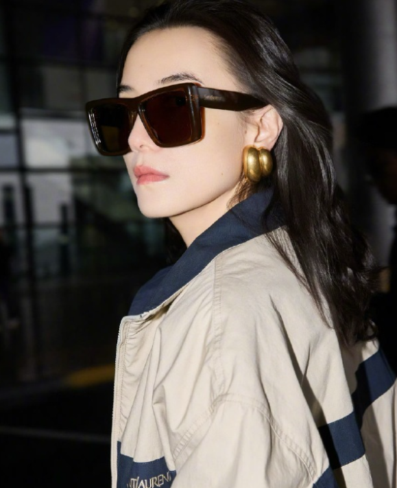 宋佳巴黎时装周出发路透开启2026年圣罗兰冬季女士时装秀之旅