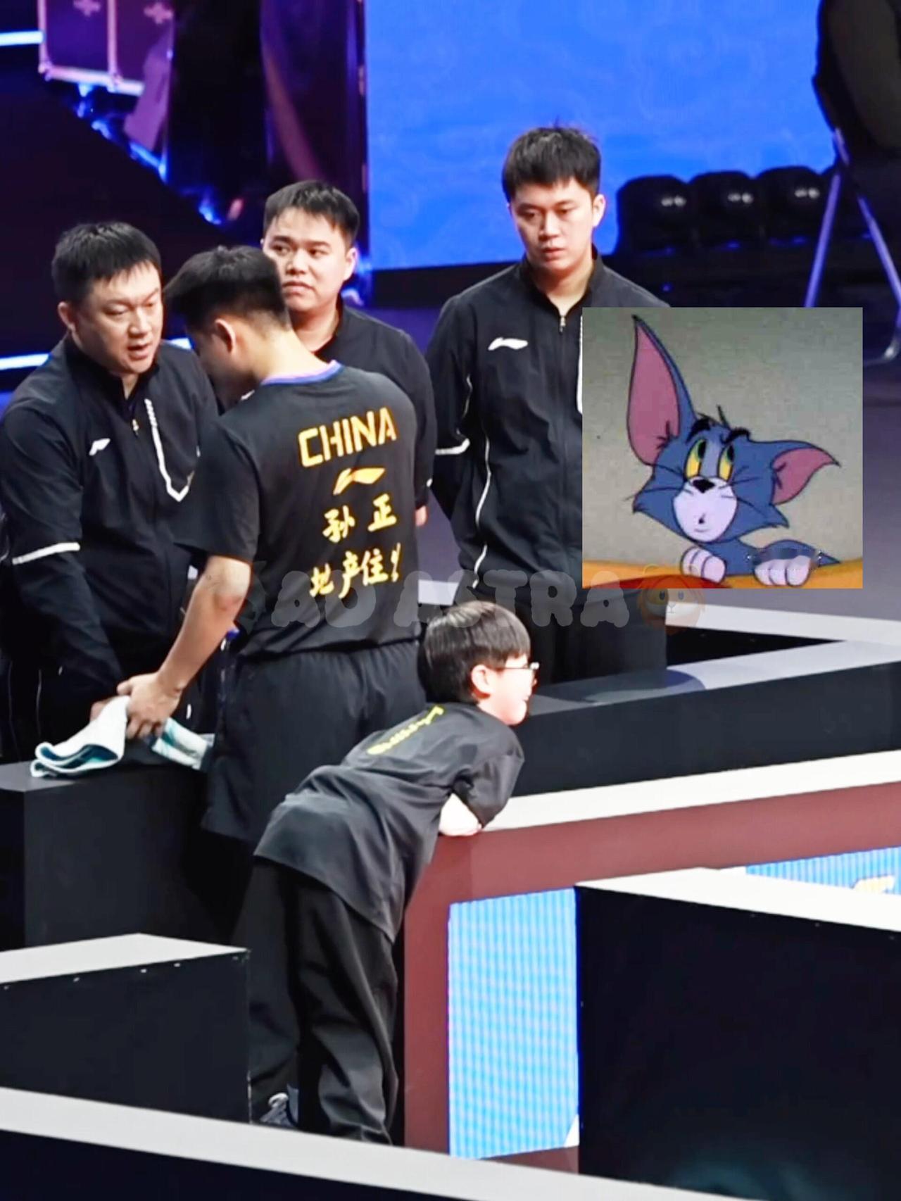 小孩子是帮爸爸打听战术吗，大胖参加比赛，儿子在赛场上捡球！梁靖崑这次参加比赛，