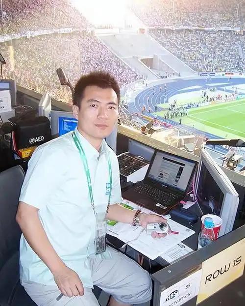 说白了，这俩名人就是在吵：中国足球现在这怂样，到底该怎么搞？黄健翔觉得，老是这