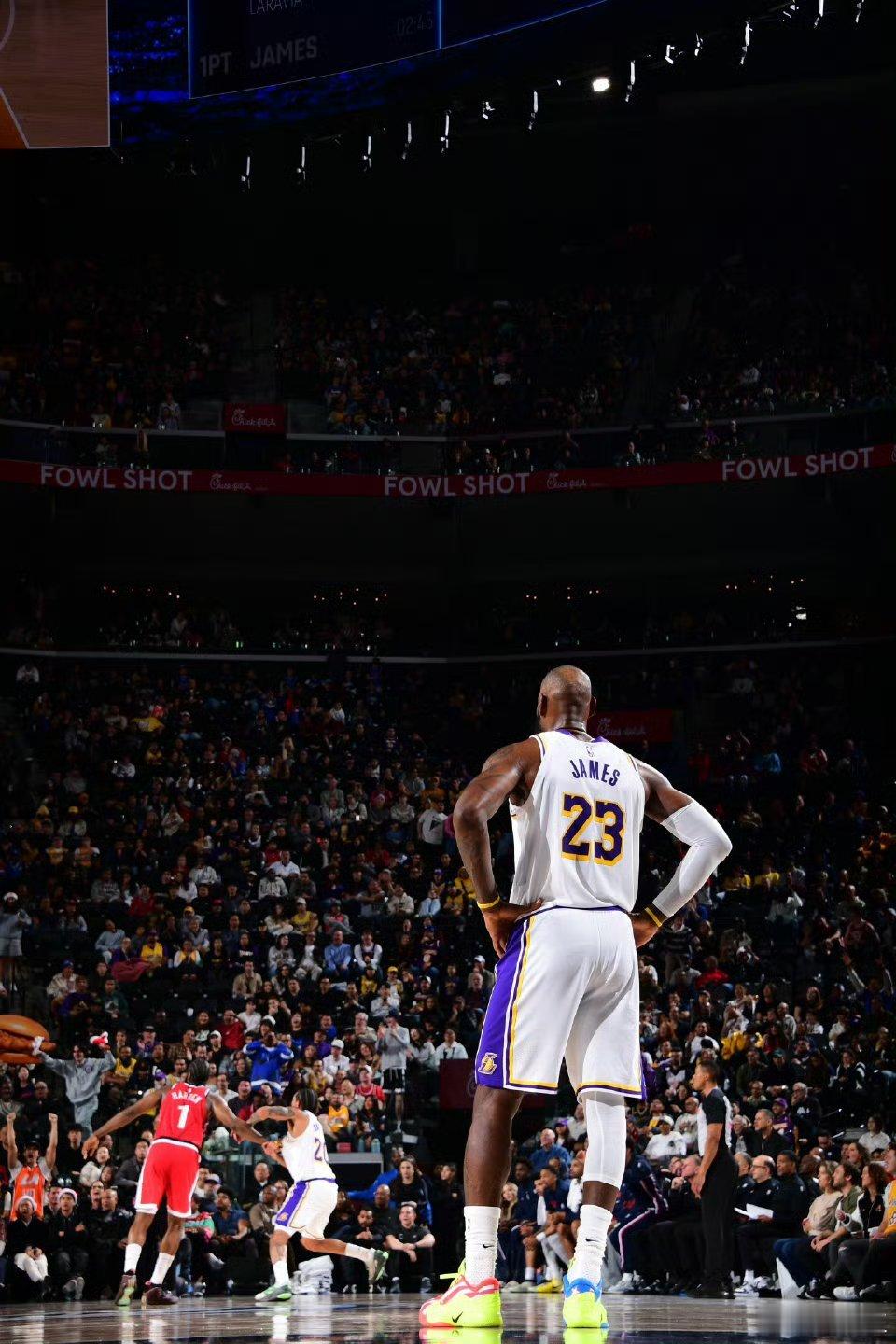 湖人队少了3.5个主力，拿到了赛季最低的88分。詹姆斯尽力局。