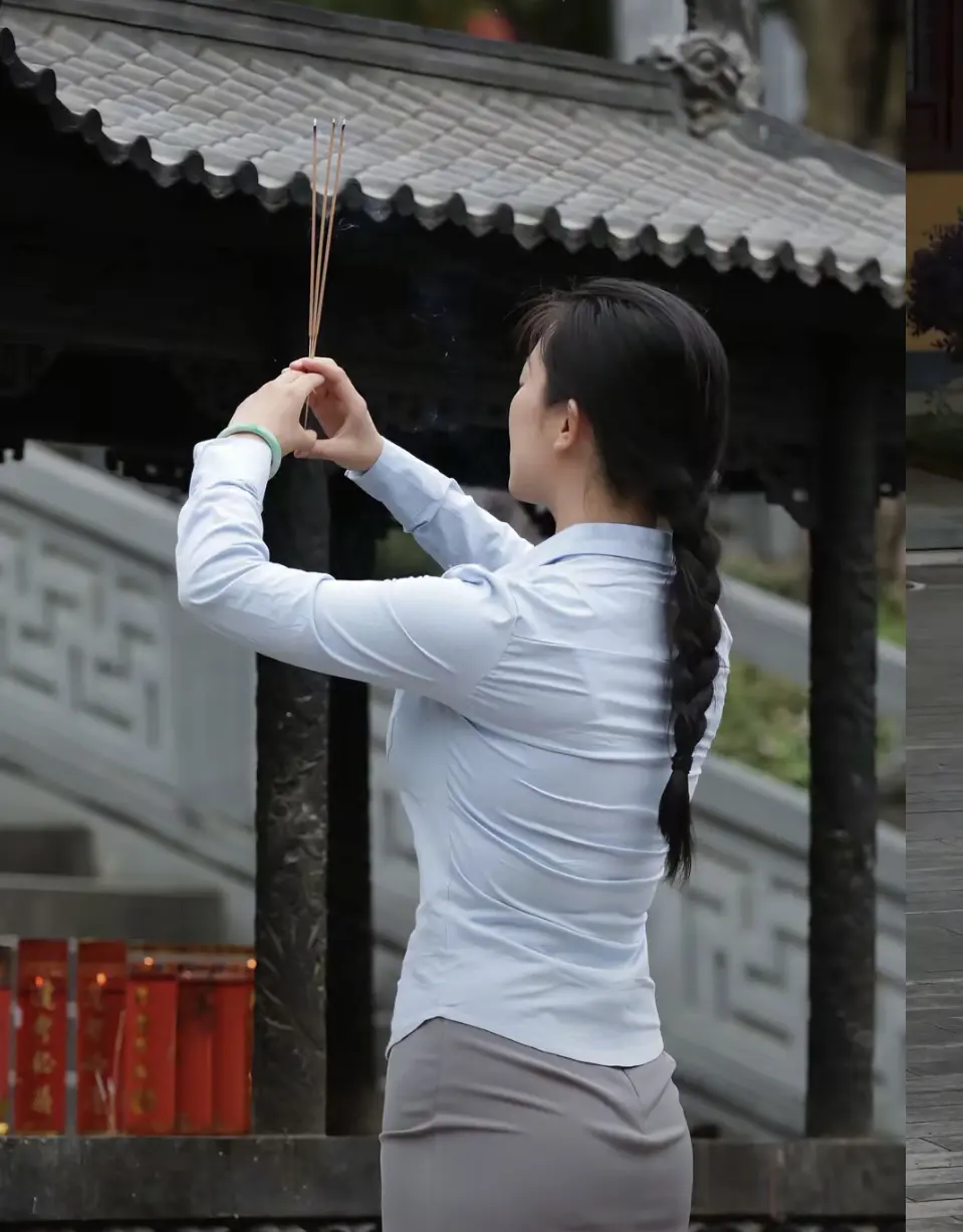 她来烧香拜佛，会求什么呢？
