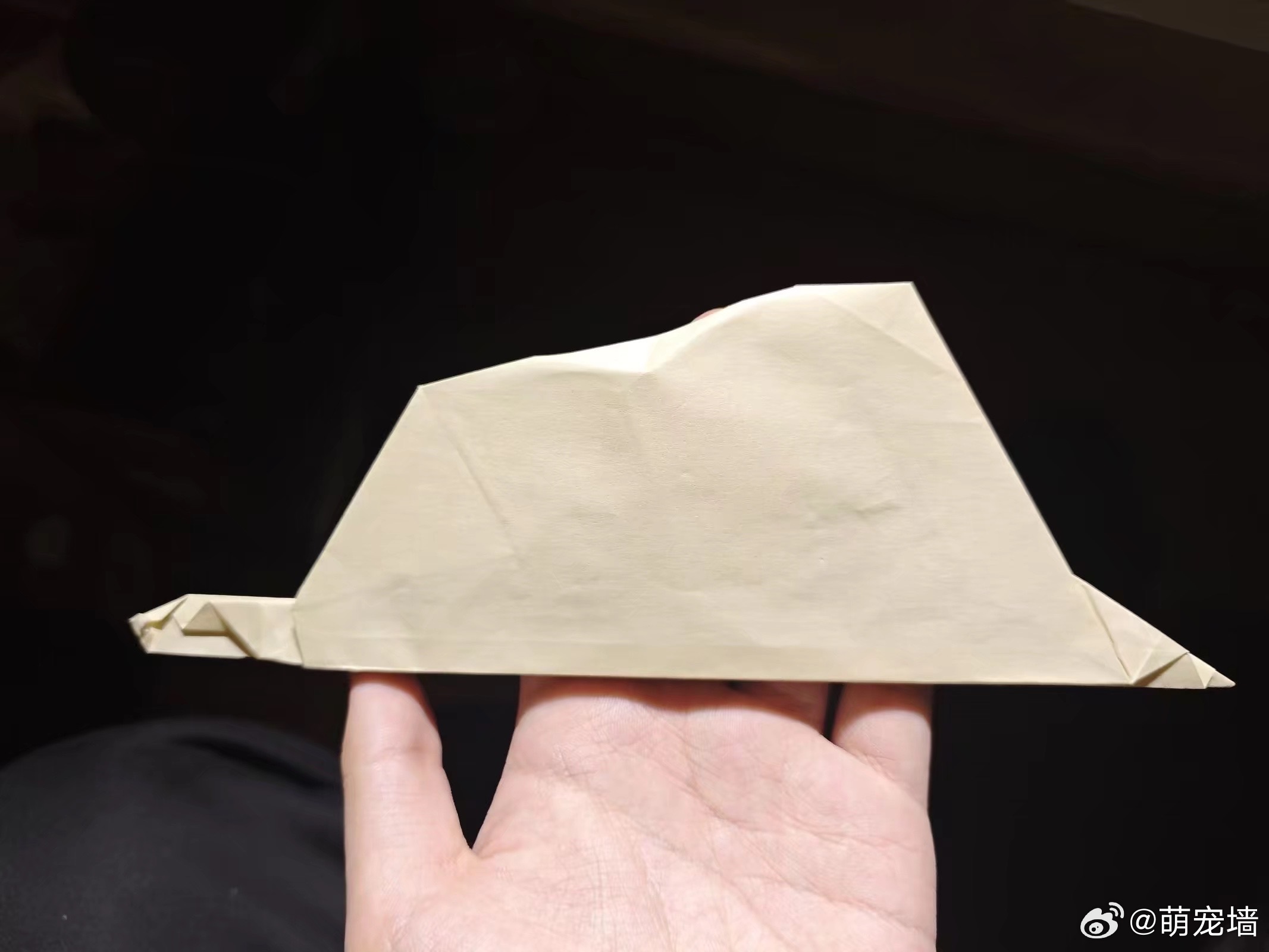 这是什么？一顶奇怪的帽子吗？原来是一条吞了大象的蛇