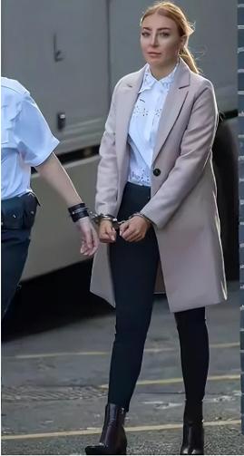 英国监狱爆出惊天大瓜！女狱警值班时钻进囚犯牢房，4分半钟不雅视频被全程拍下！这事