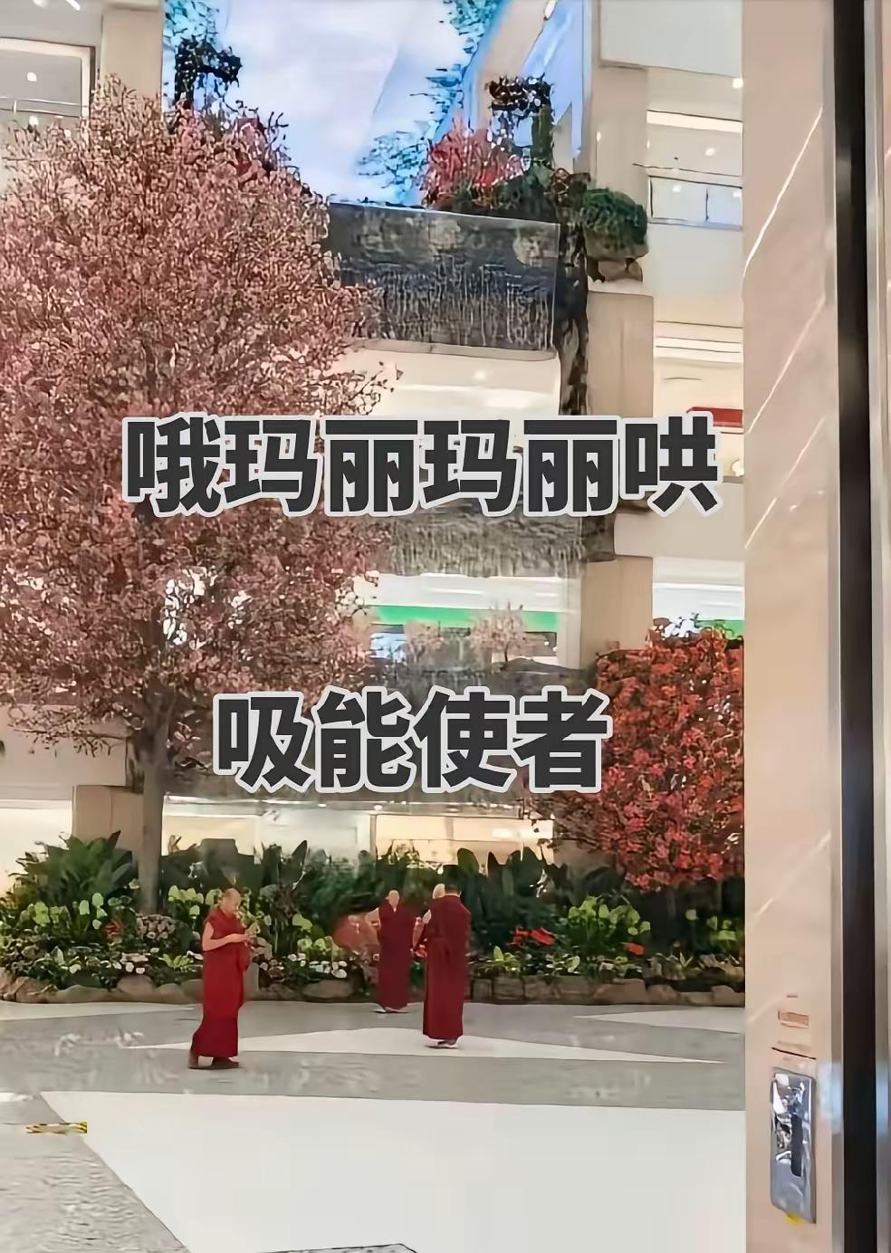 西安赛格如今门可罗雀，为了佯装热闹、维持表面风光，竟花钱雇人在商场里来回晃悠，一