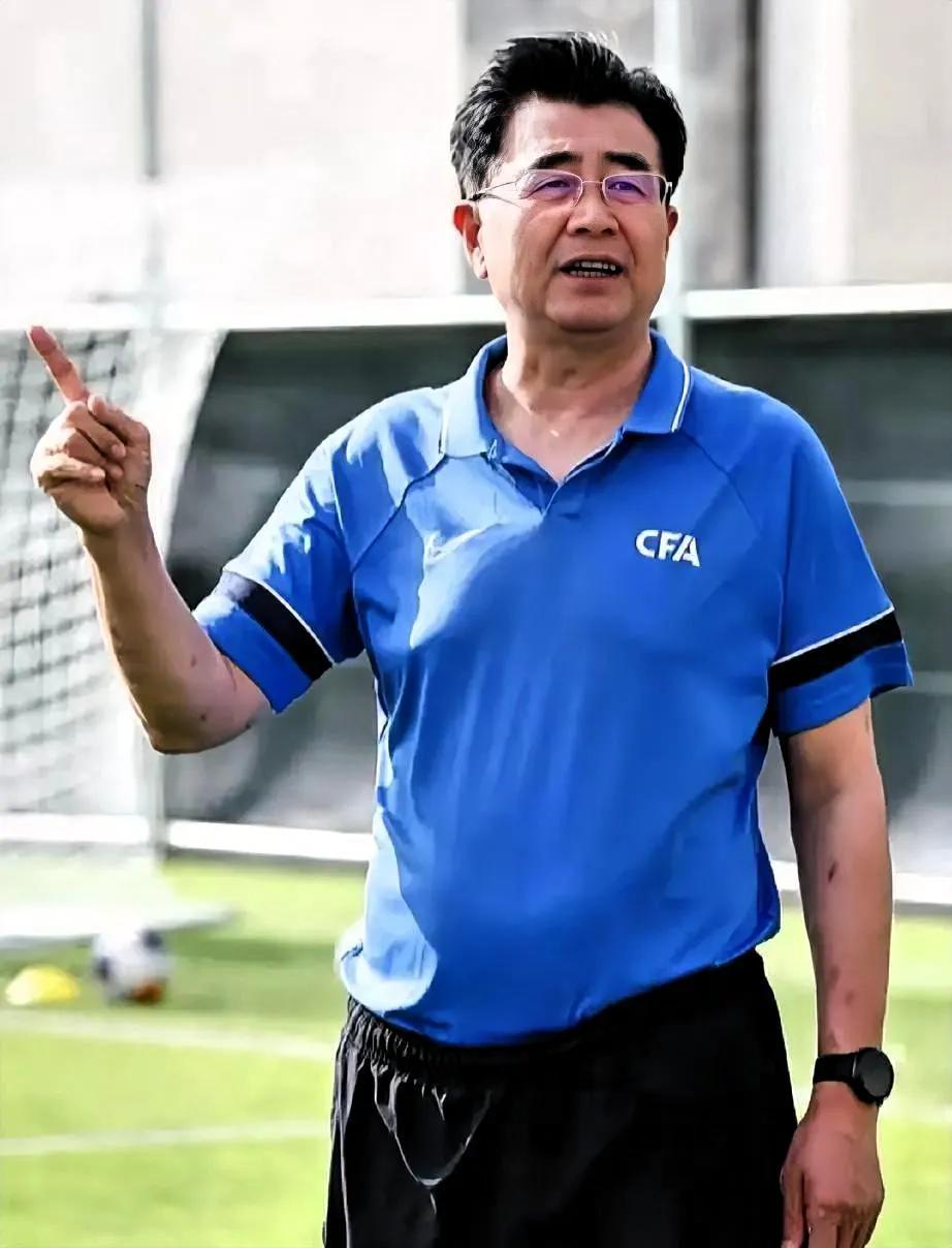 一觉睡醒，国足又整出大新闻。自己的比赛门可罗雀，居然盯上了“苏超”“川超”这些民