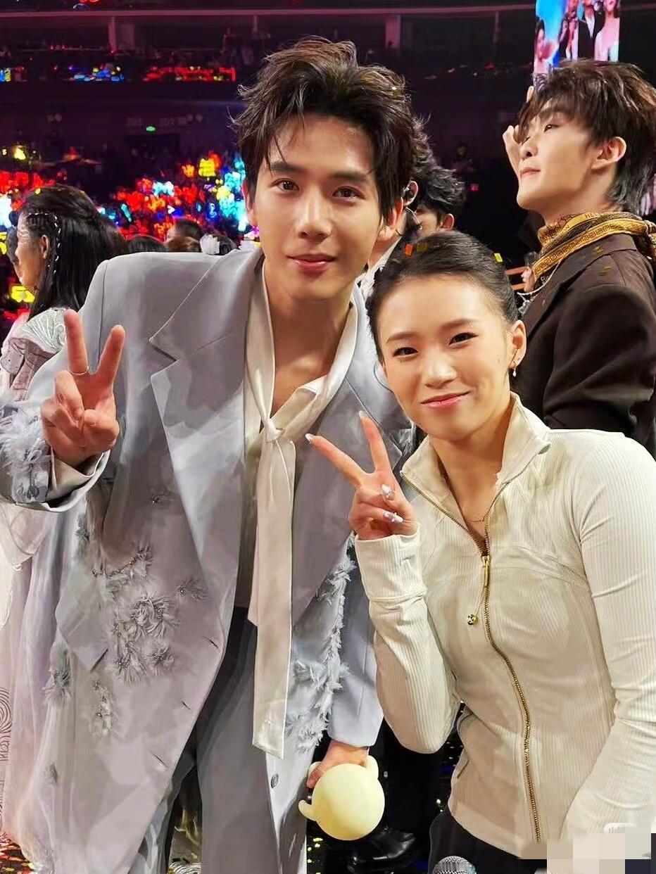 有句话不知道该不该说，陈芋汐离开跳水队，有点太卑微了！同样是受邀参加晚会人