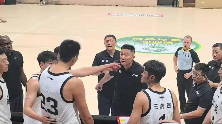 广东队内讧细节曝光，杜锋徐昕赛场互喷，年轻人不忍，宏远要变天广东队目前正在进行