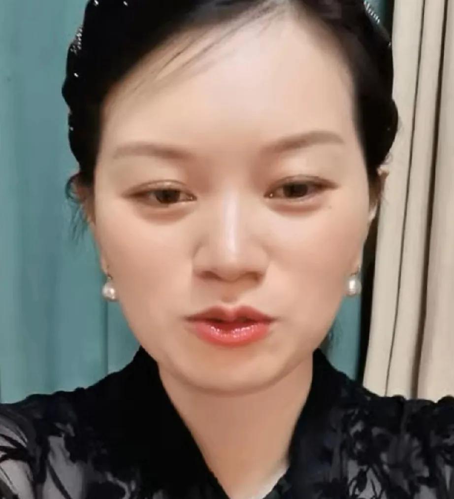 小七今晚直播说呀，你看大红唇的那篇文章，他本来是想赞扬老杜的，可是没想到把老杜批
