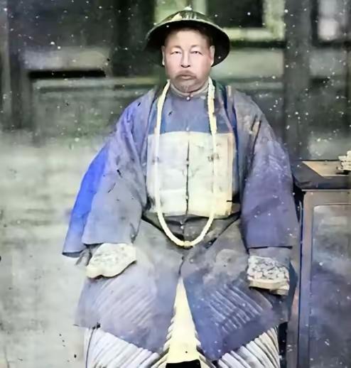 你以为左宗棠收复新疆，靠的是大刀长矛、抬棺死战的悲壮？那可真把他想简单了。这位抬