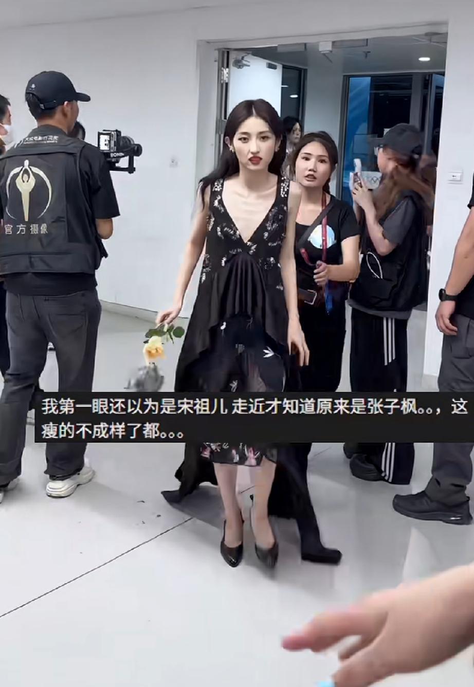 张子枫百花奖后台弯腰驼背，瘦成排骨网友：差点以为是宋祖儿。还有人说快变周冬