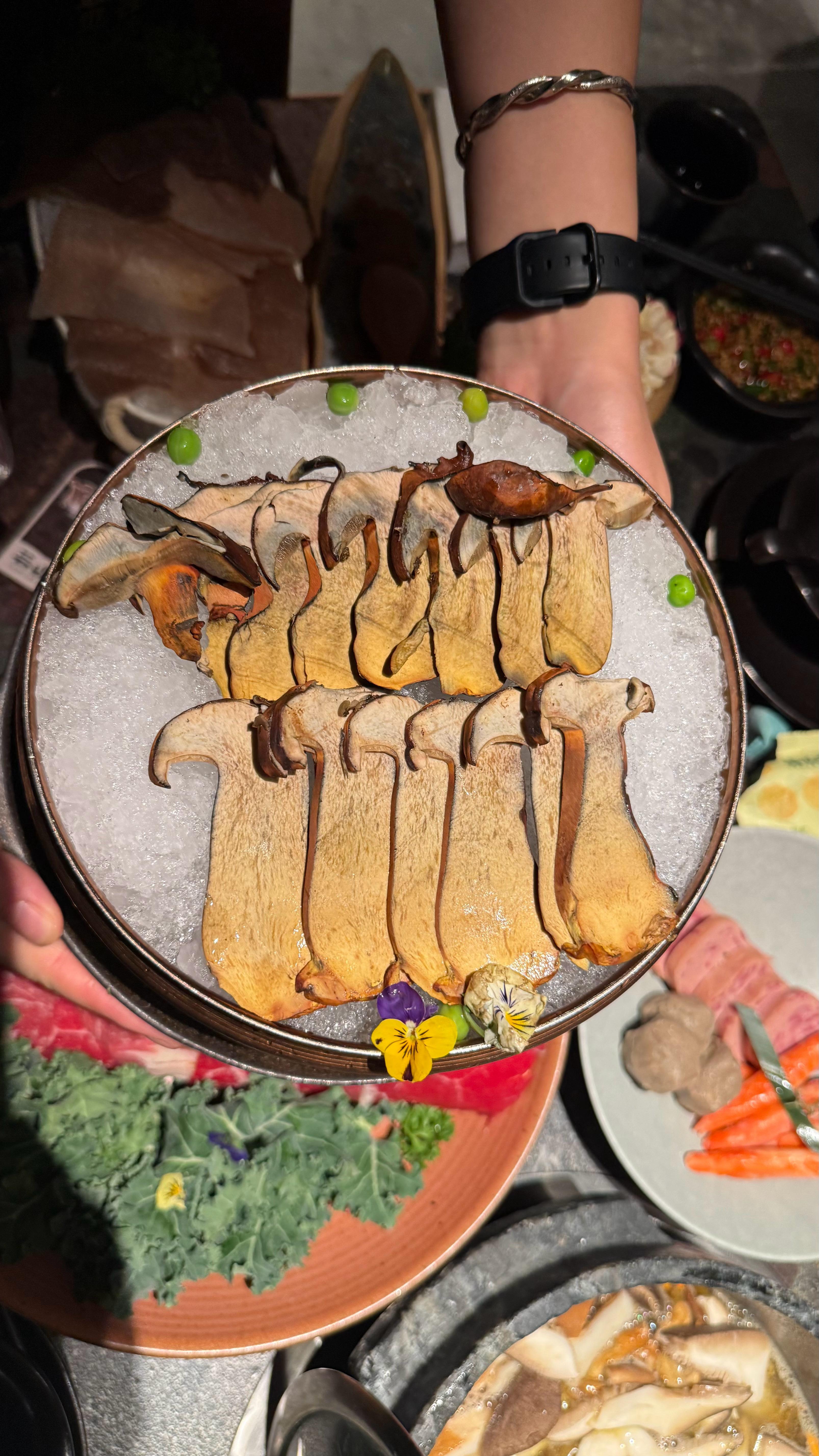 兄弟们又来吃见手青了老规矩两个小时不发消息就寄了