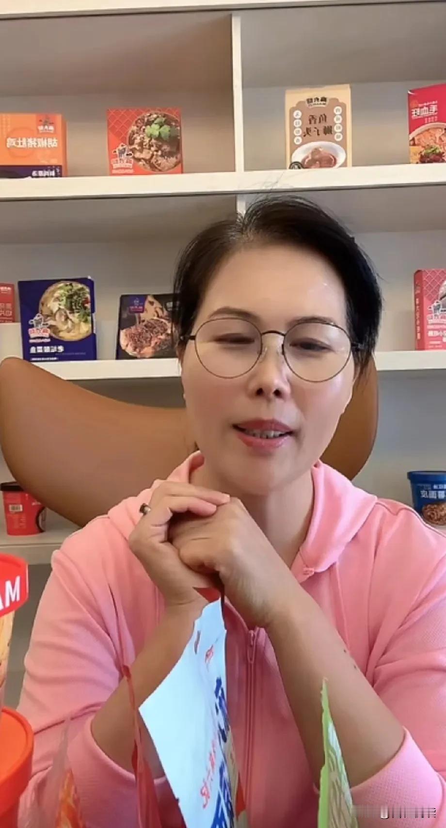 有个事大家发现了吗就是汪小菲家的保姆小杨阿姨她已经连续一个周天天直播了