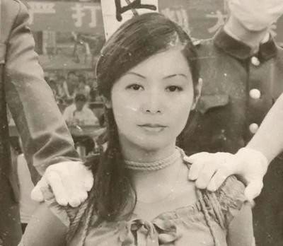1983年，“女流氓”翟曼霞跪在刑场等待被枪决，行刑前，她对着天空大喊：“我是无
