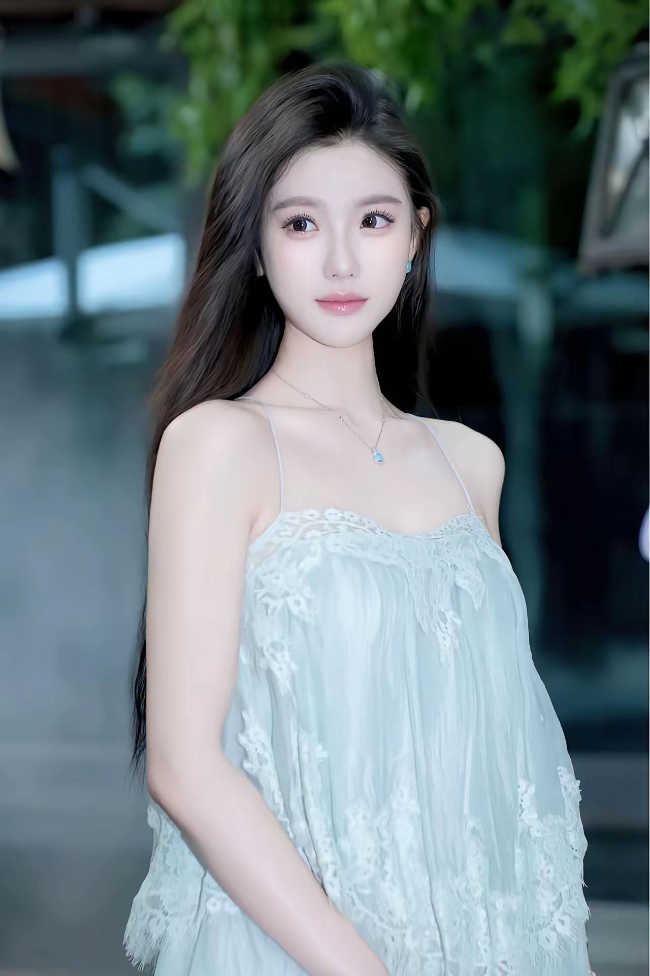 一个男会人同时和十个女人聊天，其实，这样的男人并不是花心，反而还特别专一，特别讲