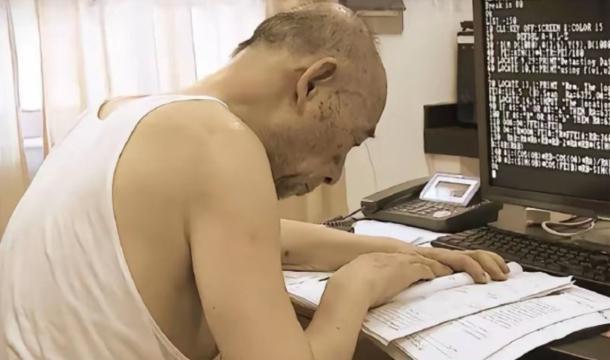 还记得这位“背心院士”吗？1971年，钱学森动用自己的关系，终于从美国获得了一些