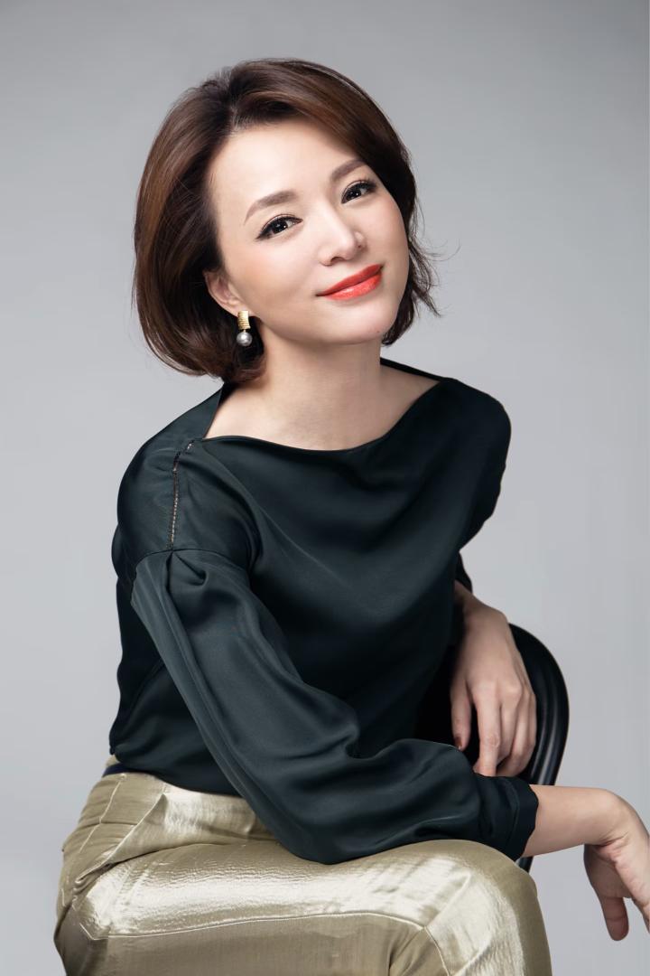 董卿想破头脑都想不明白，为什么会因为一个姓氏，就把一个不认识的女性，跟她联想