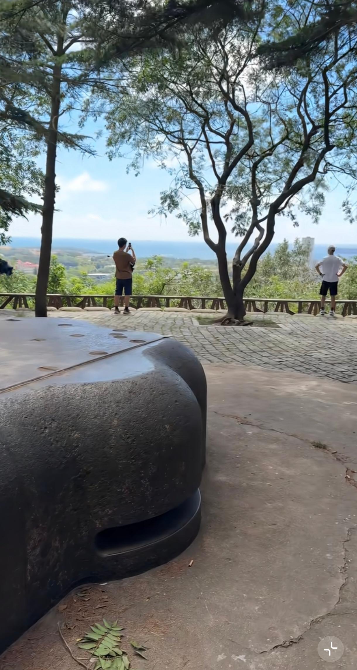 青岛，德军炮台瞭望堡112年历史了，总重160吨。以前炮塔能转的，这么长时间居然