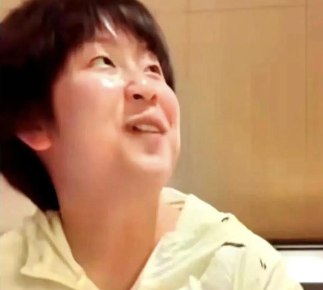 小蘑菇覃予萱在乒超联赛时开了直播，跟几个小伙伴一起聊了一会儿天。听到旁边小姑娘