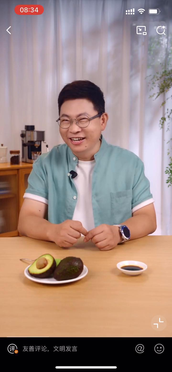 真的，你们来试一下。吃一口，三文鱼，完全一样，很神奇，真像三文鱼。哈密瓜，既不像