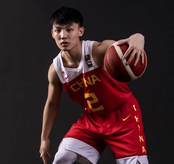 考辛斯：听说你们缺中锋，你看我行不？徐杰：不好意思，我就是中锋！广东队热