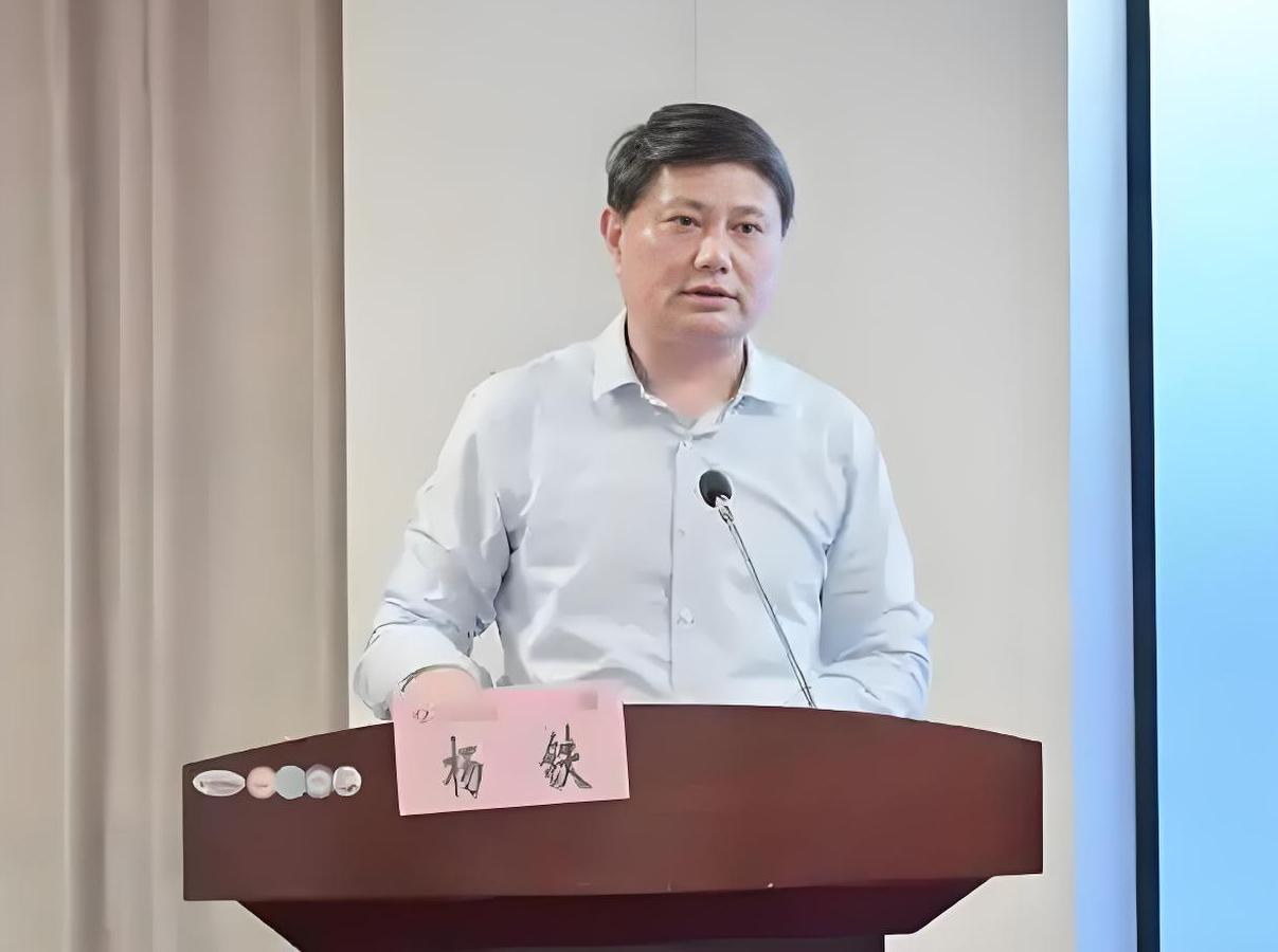 照片中这个姓杨的人曾在江苏常州市民政局工作，看到他的照片和名字感觉似曾相识，我才